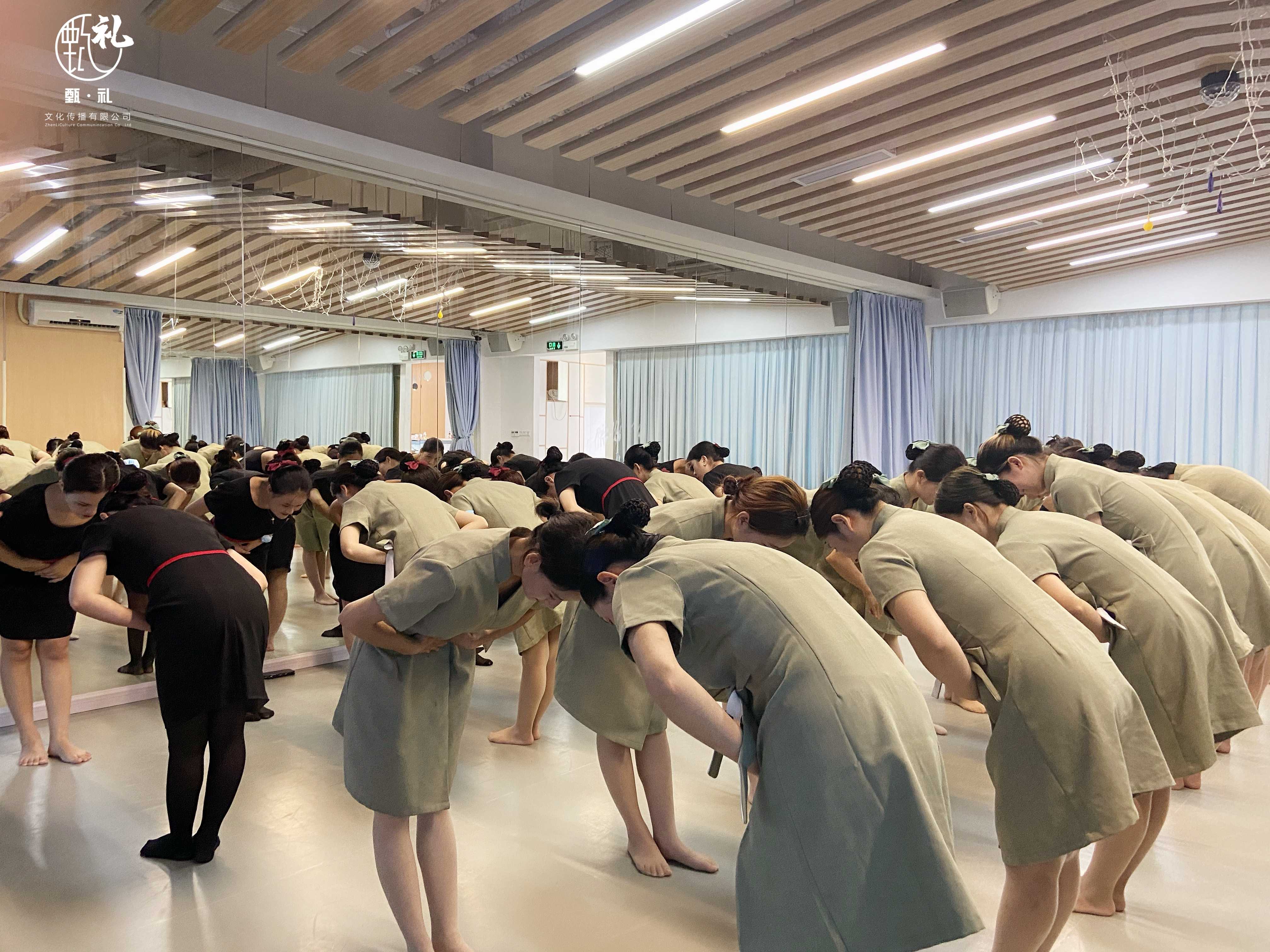 正規(guī)深圳企業(yè)培訓(xùn)禮儀服務(wù)案例|能采納到辦公現(xiàn)場(chǎng)的課程