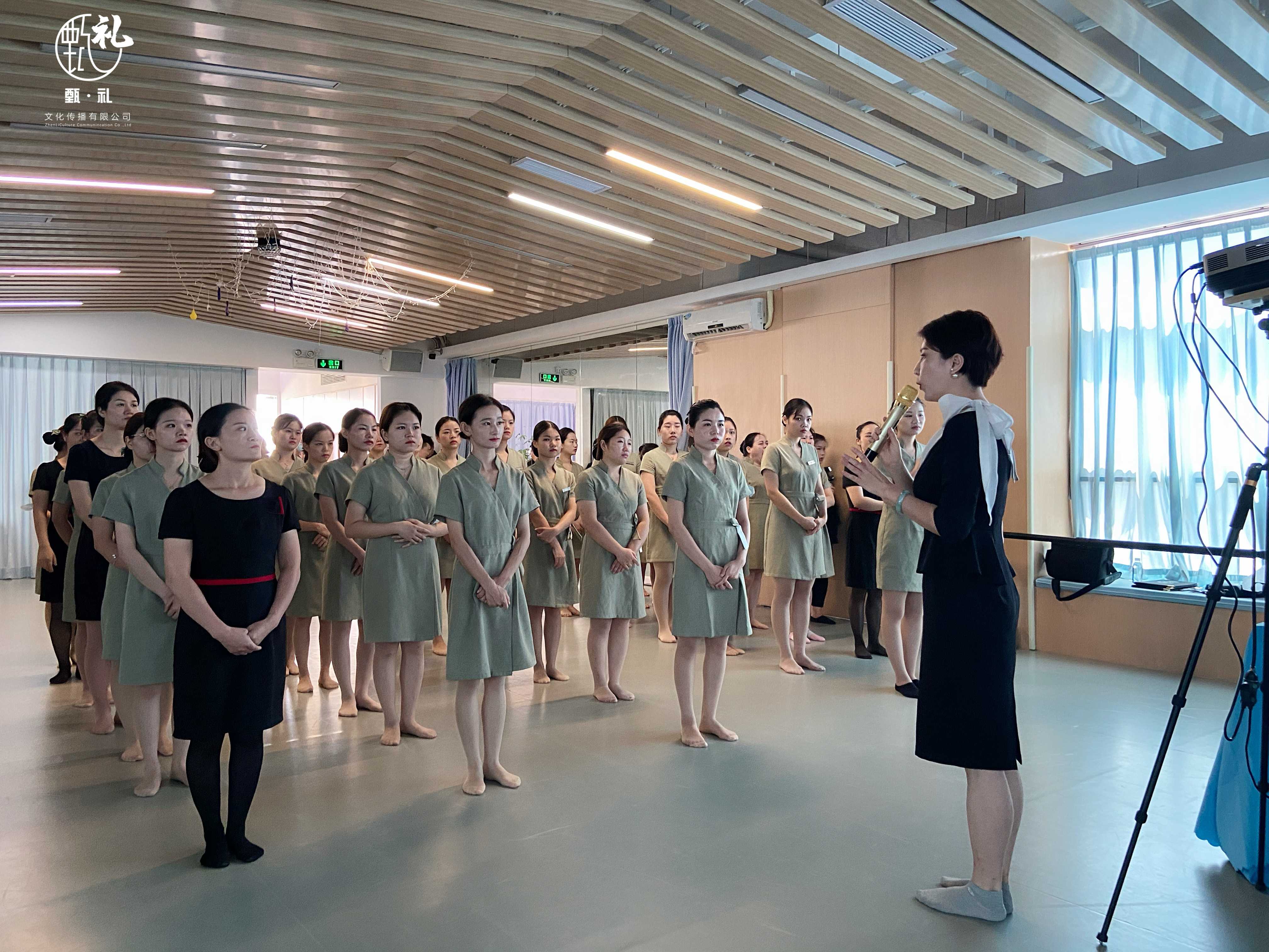 東莞正規(guī)禮儀培訓學校：助力企業(yè)服務效能與形象雙提升